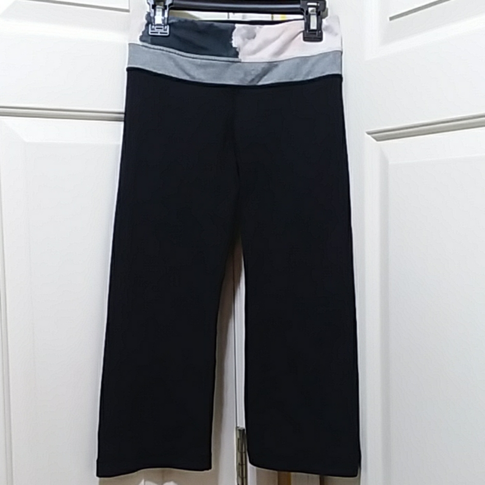Lululemon reversible Groove crops floral black citron tinted canvas grey
